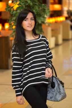 Kız bir çanta ile çizgili bir bluz