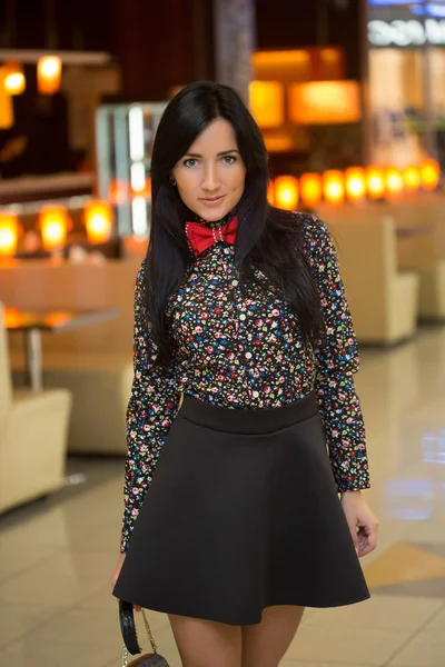 Mujer con un bolso caminando por la tienda . — Foto de Stock