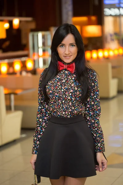 Femme avec un sac à main marchant dans le magasin . — Photo