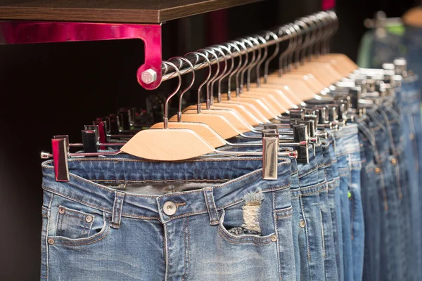Modré džíny v obchodě — Stock fotografie