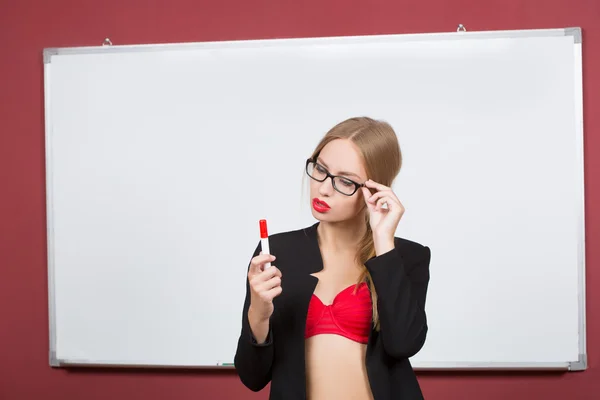 Affärskvinna i underkläder på bakgrund av whiteboard-tavlan — Stockfoto