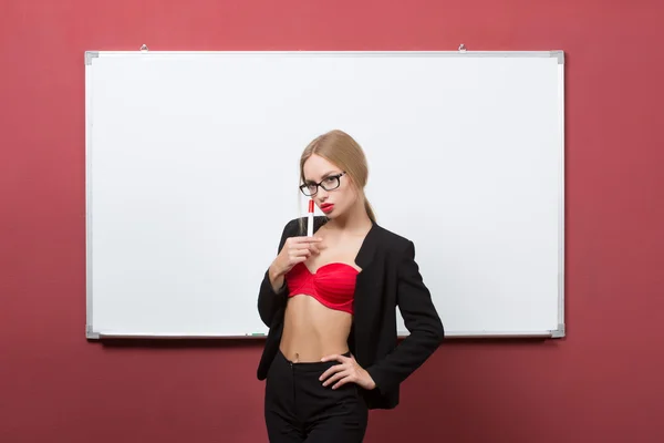 Mulher de negócios em lingerie no fundo do quadro branco — Fotografia de Stock