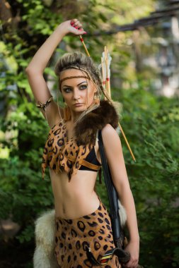 amazon kadını yay yeşil orman ile poz