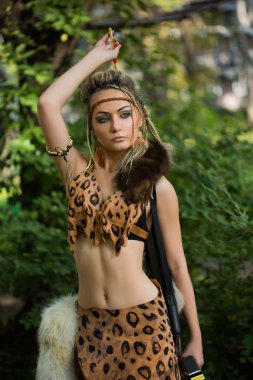 amazon kadını yay yeşil orman ile poz