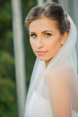parkta çok güzel bir gelin portresi