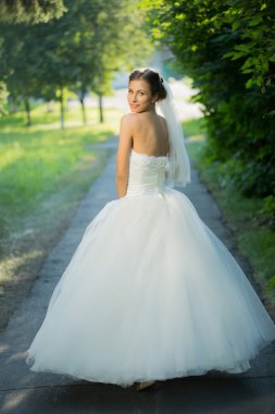 parkta çok güzel bir gelin portresi