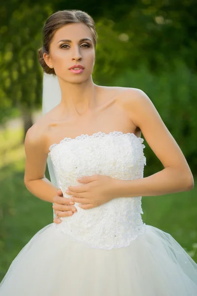 Portrait d'une belle mariée dans le parc — Photo