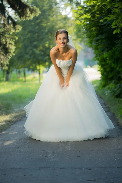 Retrato de una hermosa novia en el parque — Foto de Stock