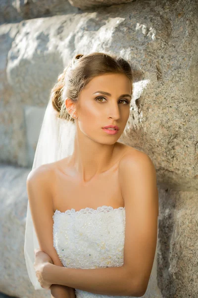 Retrato de una hermosa novia en el parque — Foto de Stock