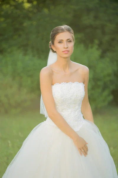 Портрет красивой невесты в парке — стоковое фото