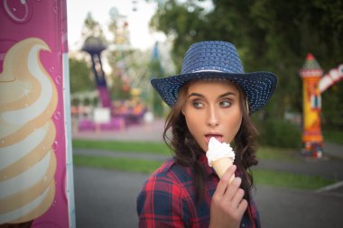 dondurma yemek kovboy şapkalı güzel kız.