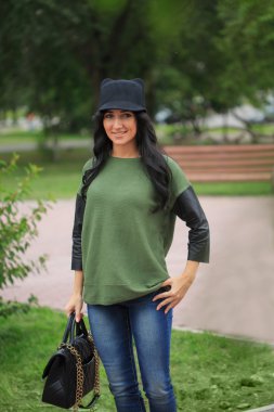 kulaklı, Şapkalı Kız sokakta ihale