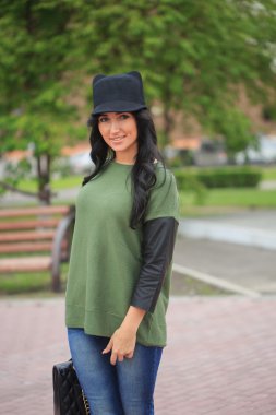 kulaklı, Şapkalı Kız sokakta ihale