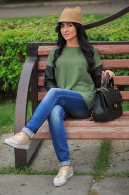 kulaklı, Şapkalı Kız sokakta ihale