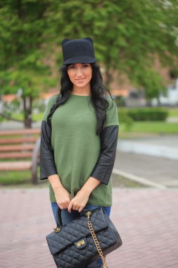 kulaklı, Şapkalı Kız sokakta ihale