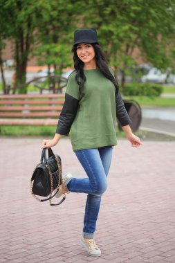 kulaklı, Şapkalı Kız sokakta ihale