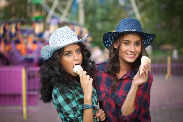 カウボーイ ハットのアイスクリームを食べることで 2 つの美しい女の子 — ストック写真