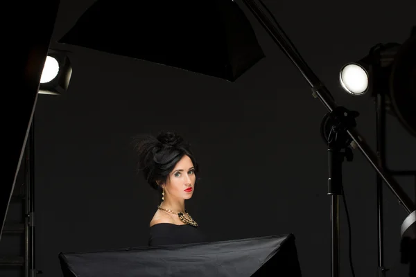 A beautiful girl sitting in the studio. — Stock Photo, Image