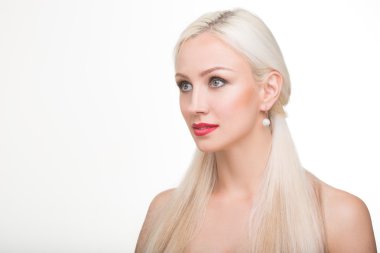 güzel kız uzun beyaz saçlı ve küpe. moda fotoğraf. portre