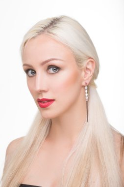 güzel kız uzun beyaz saçlı ve küpe. moda fotoğraf. portre