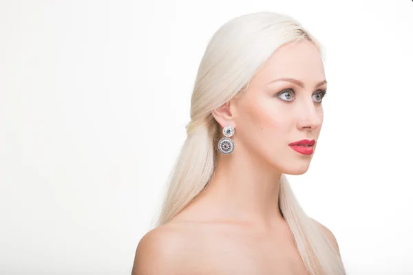 Beautiful girl with long white hair and earrings. fashionable photo. portrait — Stock Photo, Image