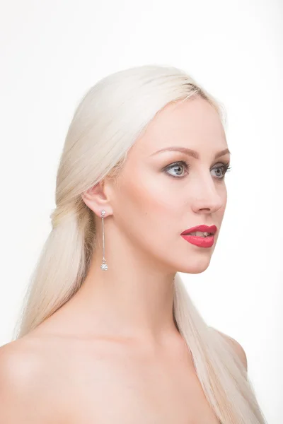 Beautiful girl with long white hair and earrings. fashionable photo. portrait — Stock Photo, Image