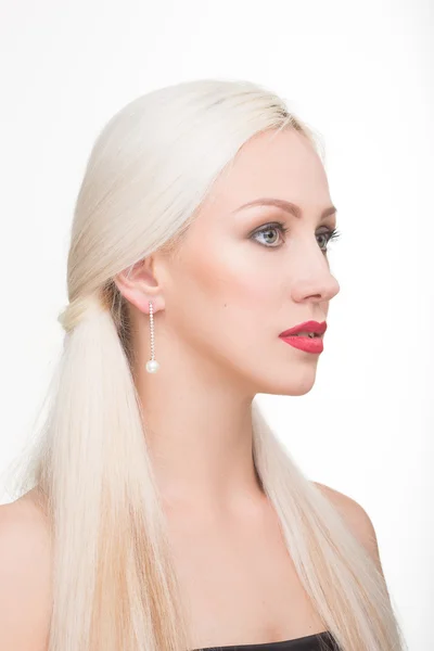 Beautiful girl with long white hair and earrings. fashionable photo. portrait — Stock Photo, Image