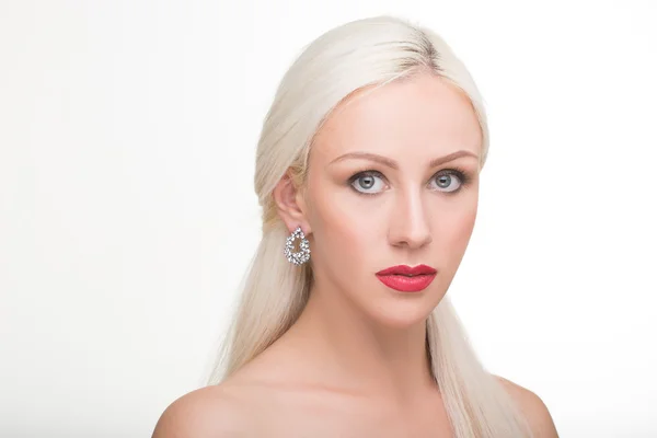 Beautiful girl with long white hair and earrings. fashionable photo. portrait — Stock Photo, Image