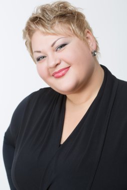 Çok güzel bir elbise içinde şişman kadın