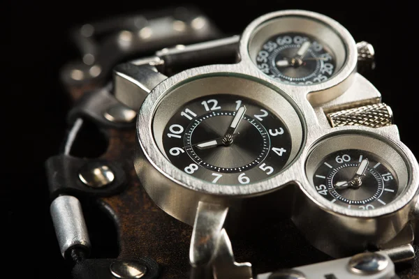 Montres inhabituelles. plusieurs cadrans alternatifs — Photo