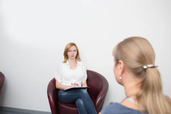 Vrouw met probleem voor opvang voor psycholoog — Stockfoto
