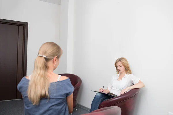 Vrouw met probleem voor opvang voor psycholoog — Stockfoto