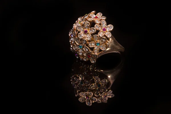 Anello di diamante in fila sotto forma di fiori — Foto Stock
