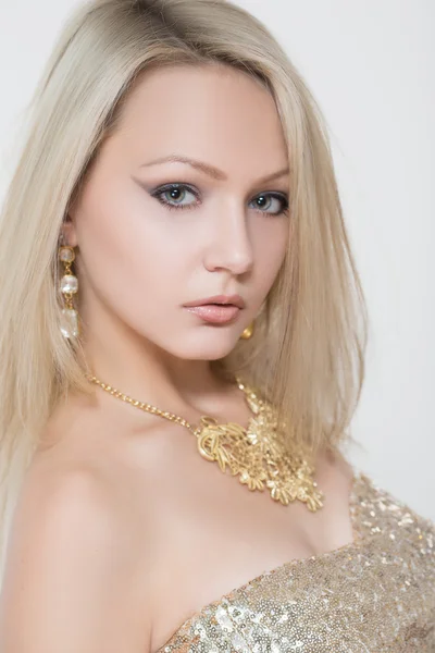 Belle jeune fille blonde. dans un collier et une robe en or — Photo