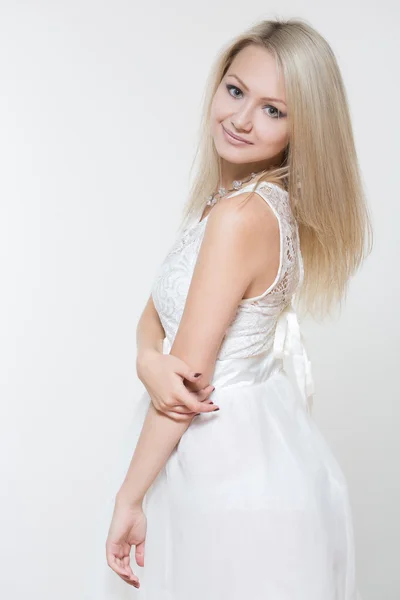 Hermosa mujer en vestido blanco — Foto de Stock