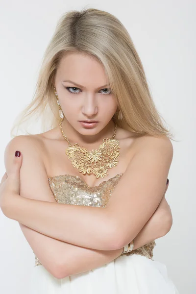 Bela jovem loira menina. em um colar de ouro e vestido — Fotografia de Stock