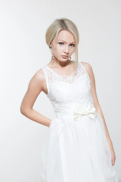 Wanita cantik dengan gaun putih — Stok Foto