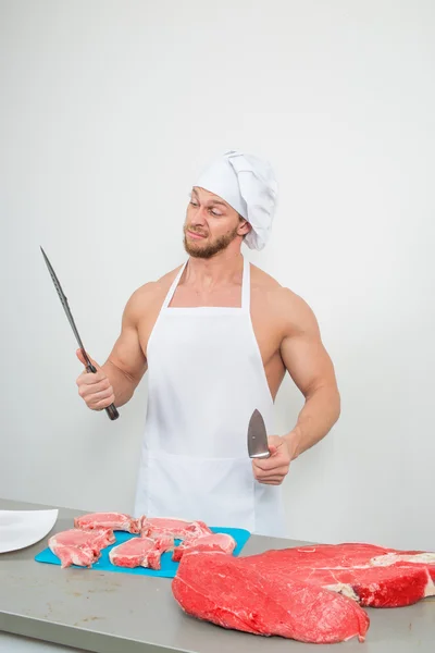 Chef fisiculturista preparar grandes pedaços de carne crua . — Fotografia de Stock