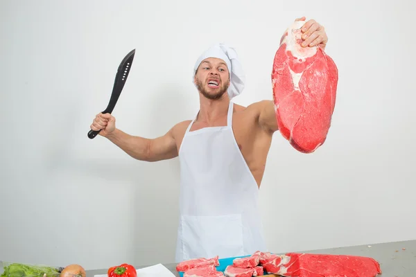 Chef culturista preparando grandes trozos de carne cruda . — Foto de Stock