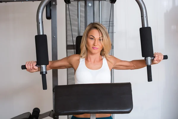 Schöne Mädchen im Sportverein im Simulator — Stockfoto