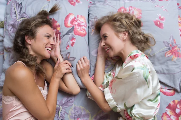 Δύο σέξι κοπέλες στο κρεβάτι — Stockfoto
