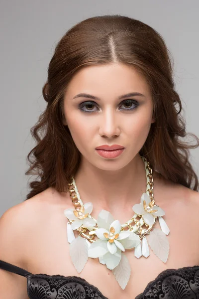 Retrato de belleza de mujer sensual con pelo rizado largo y maquillaje glamuroso. Chica con collar. Los labios rojos. Captura de estudio . —  Fotos de Stock