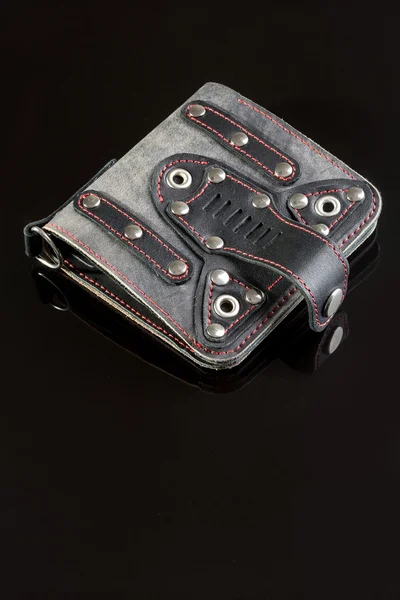 Läder plånbok på en svart bakgrund — Stockfoto