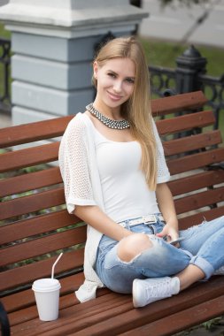 bir şehirde sokak gitmek için şık kadın kahve içme