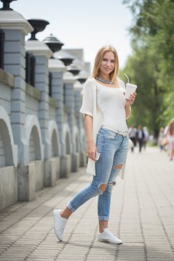 bir şehirde sokak gitmek için şık kadın kahve içme