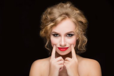 Kız bir gülümseme parmaklar çeker.