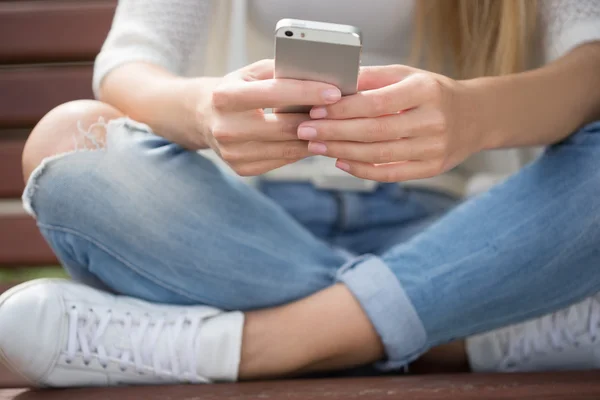 Vakker jente på gaten korresponderte per telefon . – stockfoto