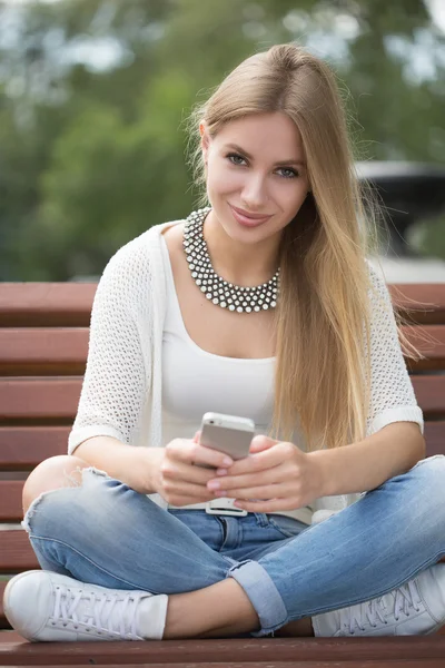 Belle fille dans la rue correspond par téléphone . — Photo