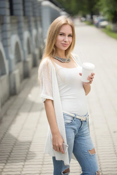 Wanita stylish minum kopi untuk pergi di jalan kota — Stok Foto