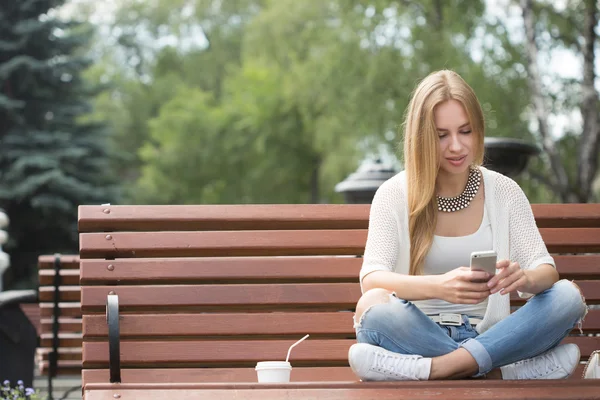 Mooi meisje op straat correspondeerde per telefoon. — Stockfoto